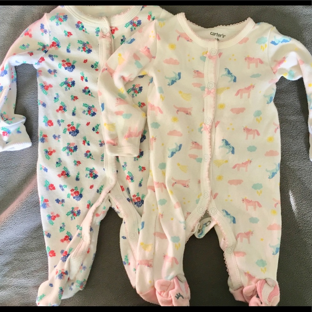 2 pairs of Carters newborn footsie pajamas